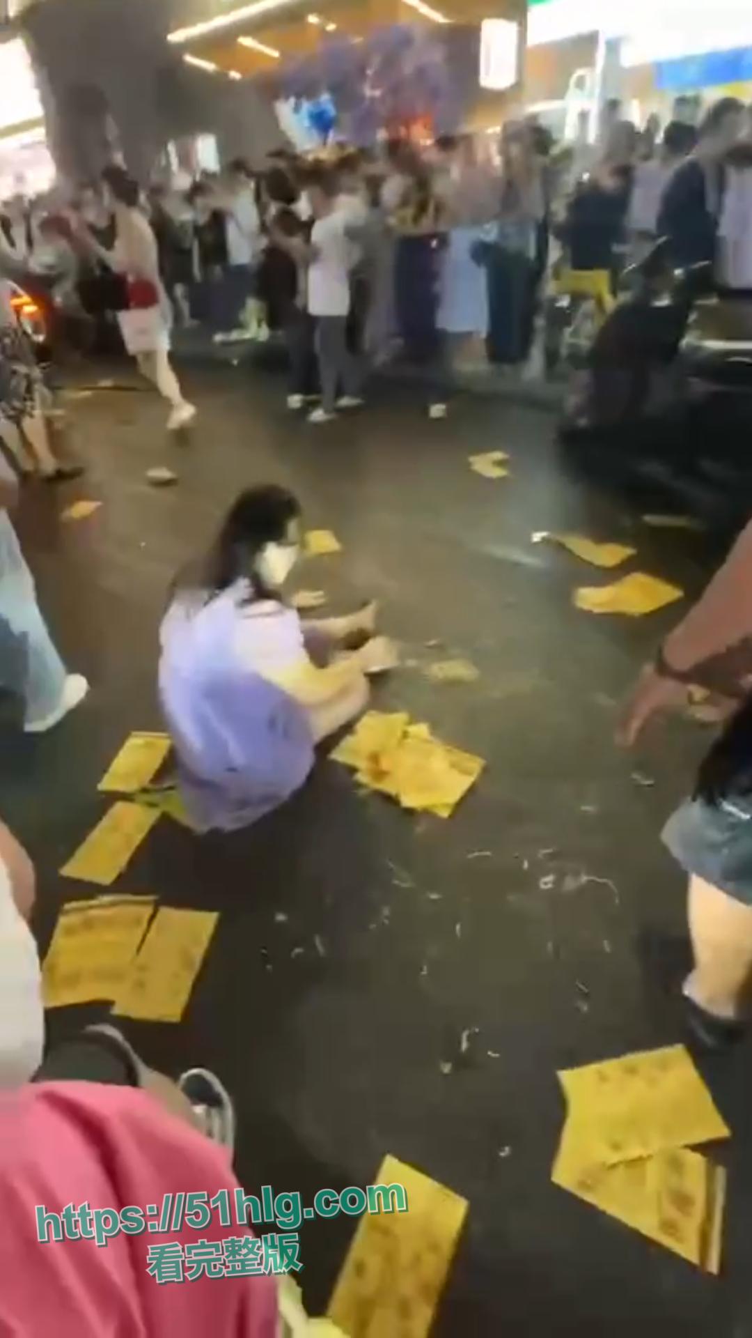 惨烈至极!【武汉】江汉路惊现极速车祸,连撞十余人 车底竟压着两人,堪称现实版“死神来了” 第5张 惨烈至极!【武汉】江汉路惊现极速车祸,连撞十余人 车底竟压着两人,堪称现实版“死神来了” 第5张