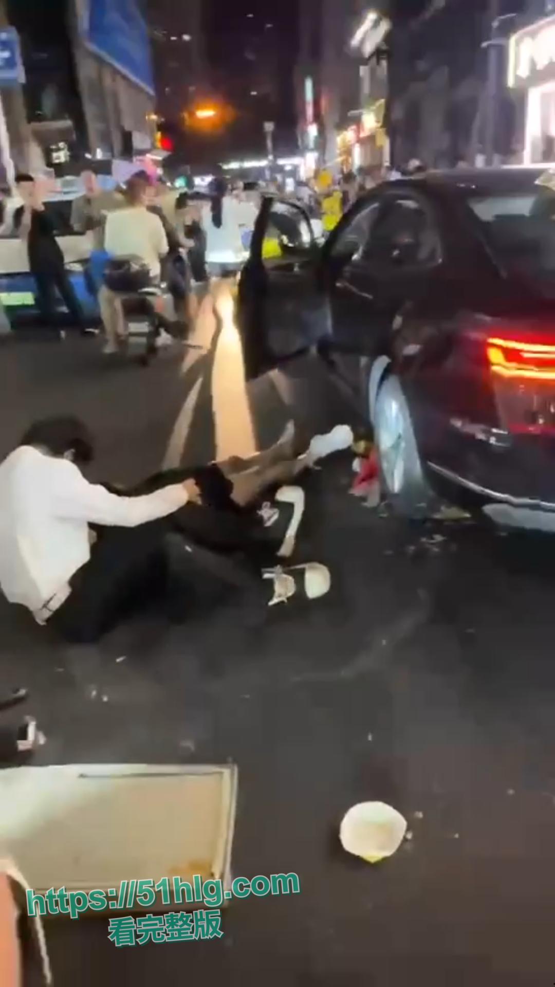 惨烈至极!【武汉】江汉路惊现极速车祸,连撞十余人 车底竟压着两人,堪称现实版“死神来了” 第6张 惨烈至极!【武汉】江汉路惊现极速车祸,连撞十余人 车底竟压着两人,堪称现实版“死神来了” 第6张