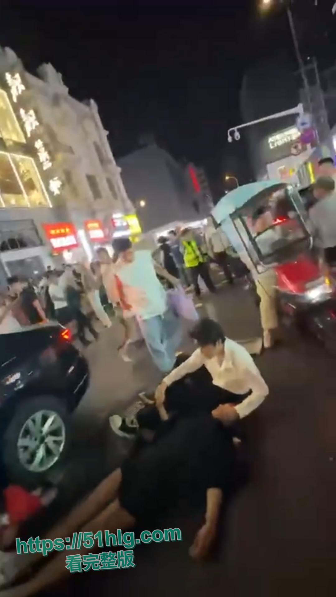 惨烈至极!【武汉】江汉路惊现极速车祸,连撞十余人 车底竟压着两人,堪称现实版“死神来了” 第7张 惨烈至极!【武汉】江汉路惊现极速车祸,连撞十余人 车底竟压着两人,堪称现实版“死神来了” 第7张