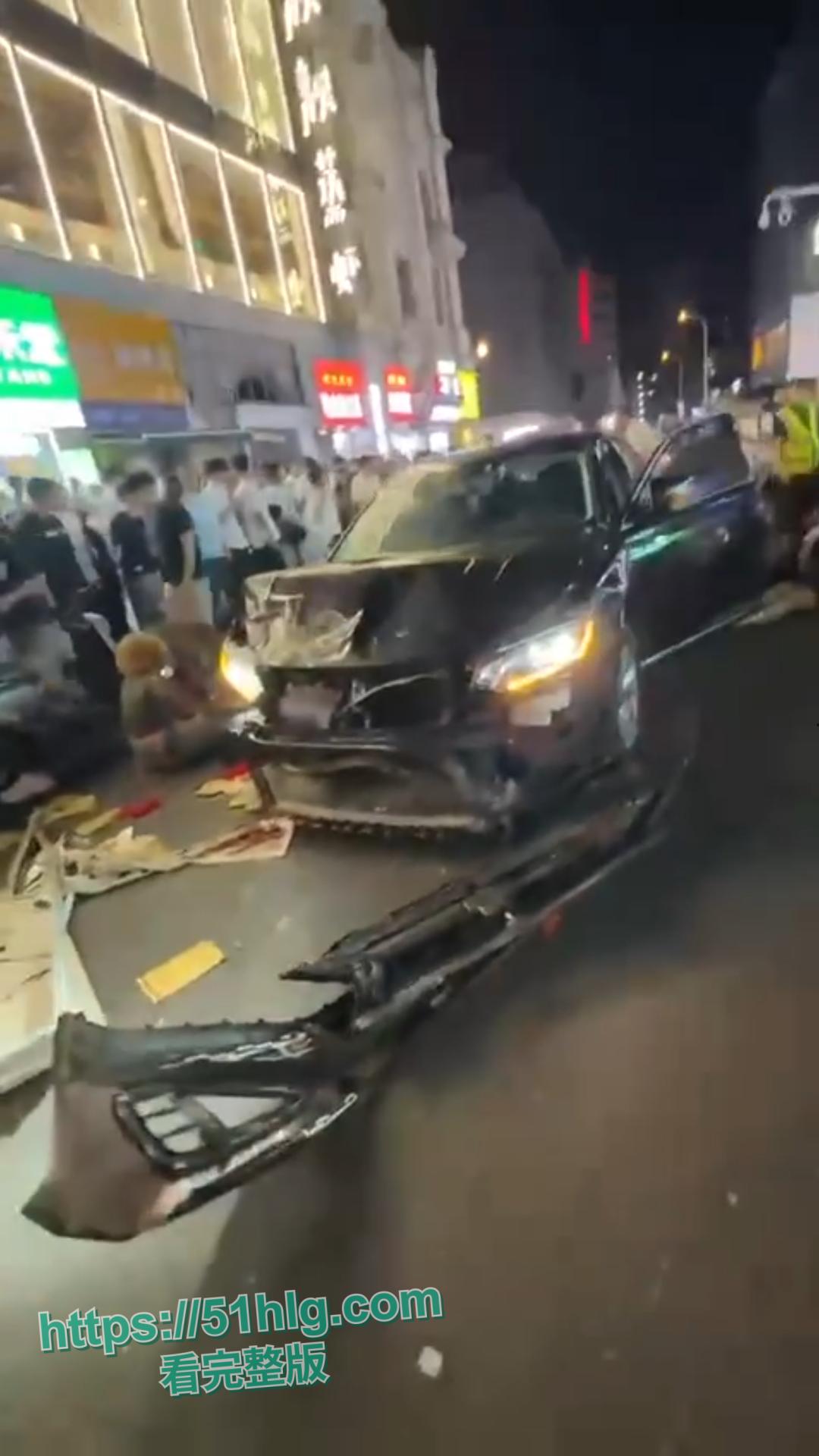 惨烈至极!【武汉】江汉路惊现极速车祸,连撞十余人 车底竟压着两人,堪称现实版“死神来了” 第8张 惨烈至极!【武汉】江汉路惊现极速车祸,连撞十余人 车底竟压着两人,堪称现实版“死神来了” 第8张