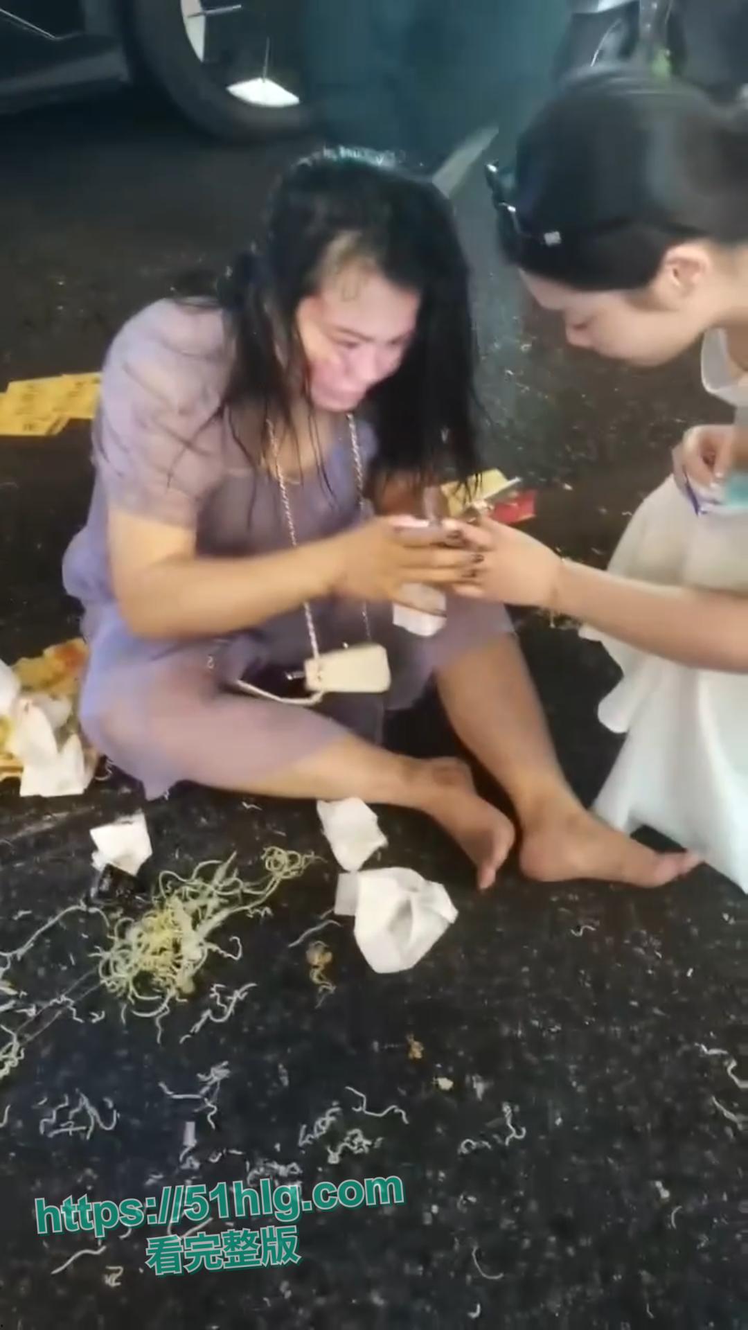 惨烈至极!【武汉】江汉路惊现极速车祸,连撞十余人 车底竟压着两人,堪称现实版“死神来了” 第9张 惨烈至极!【武汉】江汉路惊现极速车祸,连撞十余人 车底竟压着两人,堪称现实版“死神来了” 第9张