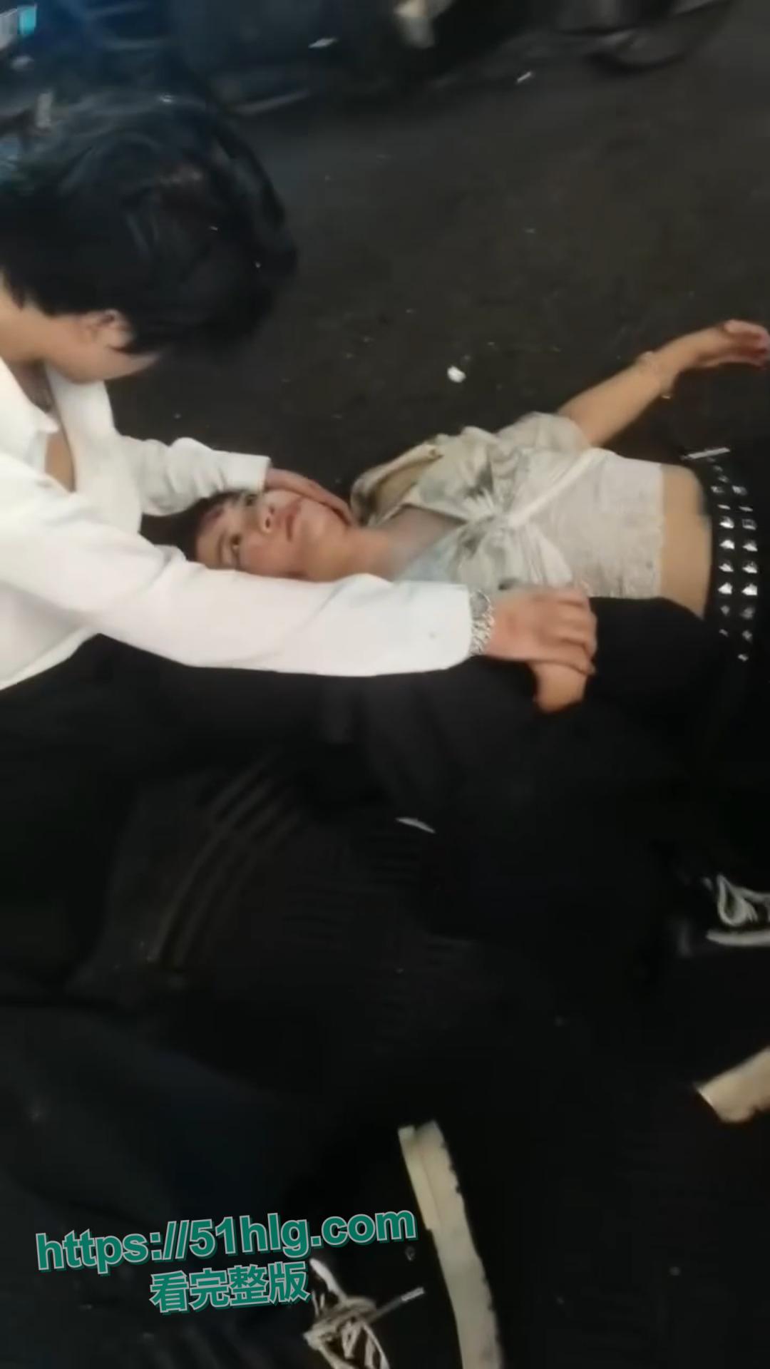 惨烈至极!【武汉】江汉路惊现极速车祸,连撞十余人 车底竟压着两人,堪称现实版“死神来了” 第10张 惨烈至极!【武汉】江汉路惊现极速车祸,连撞十余人 车底竟压着两人,堪称现实版“死神来了” 第10张