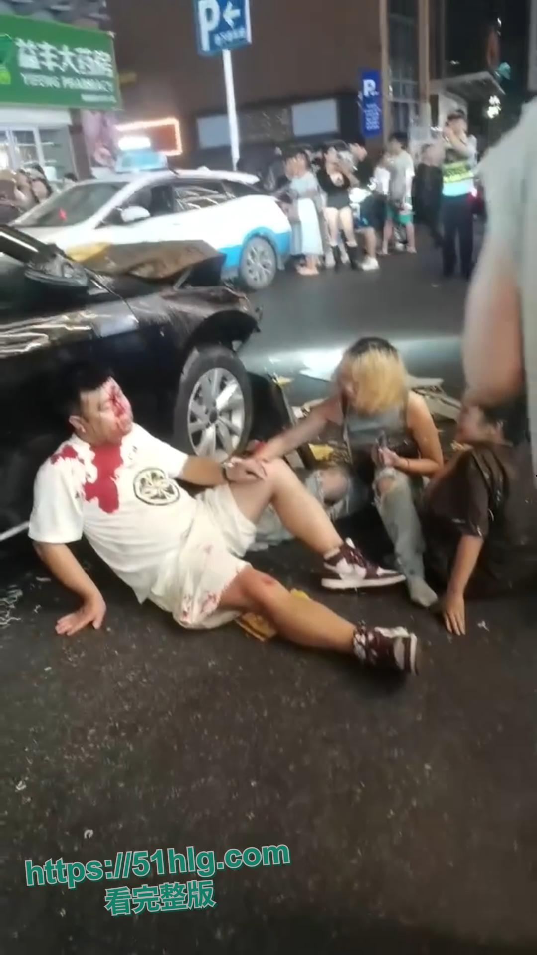 惨烈至极!【武汉】江汉路惊现极速车祸,连撞十余人 车底竟压着两人,堪称现实版“死神来了” 第11张 惨烈至极!【武汉】江汉路惊现极速车祸,连撞十余人 车底竟压着两人,堪称现实版“死神来了” 第11张