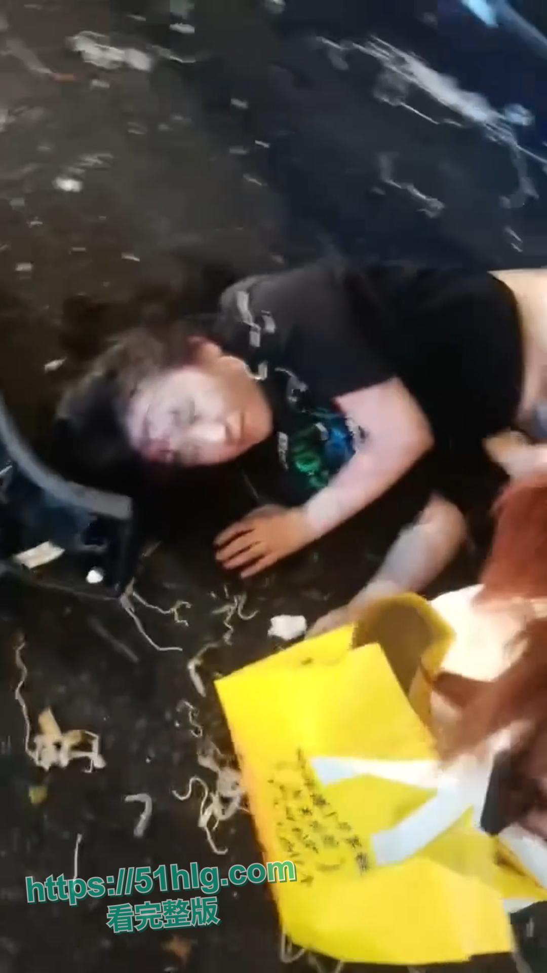 惨烈至极!【武汉】江汉路惊现极速车祸,连撞十余人 车底竟压着两人,堪称现实版“死神来了” 第12张 惨烈至极!【武汉】江汉路惊现极速车祸,连撞十余人 车底竟压着两人,堪称现实版“死神来了” 第12张