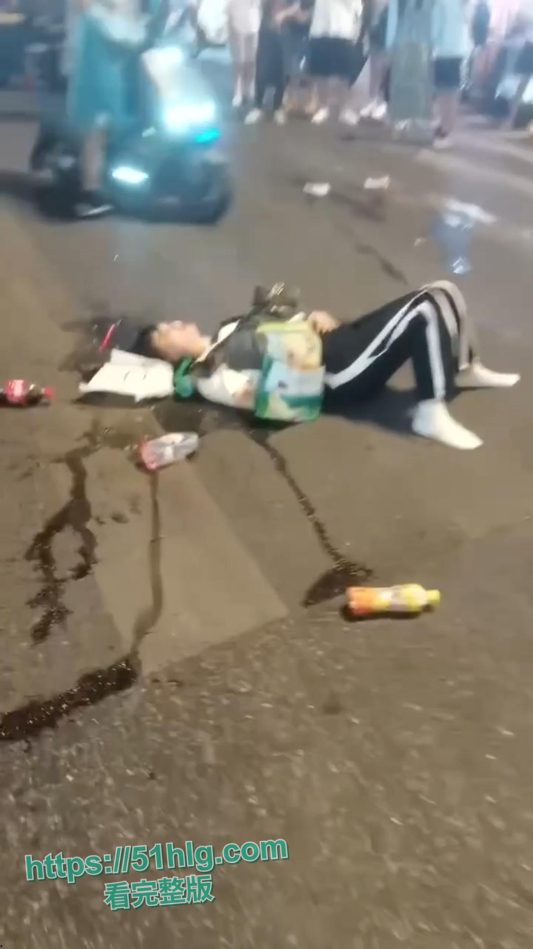 惨烈至极!【武汉】江汉路惊现极速车祸,连撞十余人 车底竟压着两人,堪称现实版“死神来了” 第13张 惨烈至极!【武汉】江汉路惊现极速车祸,连撞十余人 车底竟压着两人,堪称现实版“死神来了” 第13张