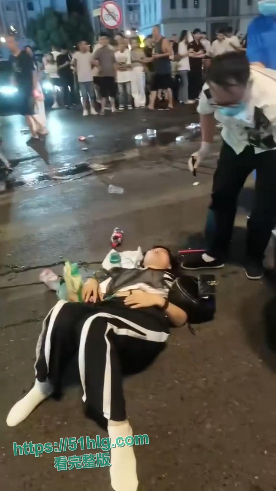 惨烈至极!【武汉】江汉路惊现极速车祸,连撞十余人 车底竟压着两人,堪称现实版“死神来了” 第14张 惨烈至极!【武汉】江汉路惊现极速车祸,连撞十余人 车底竟压着两人,堪称现实版“死神来了” 第14张