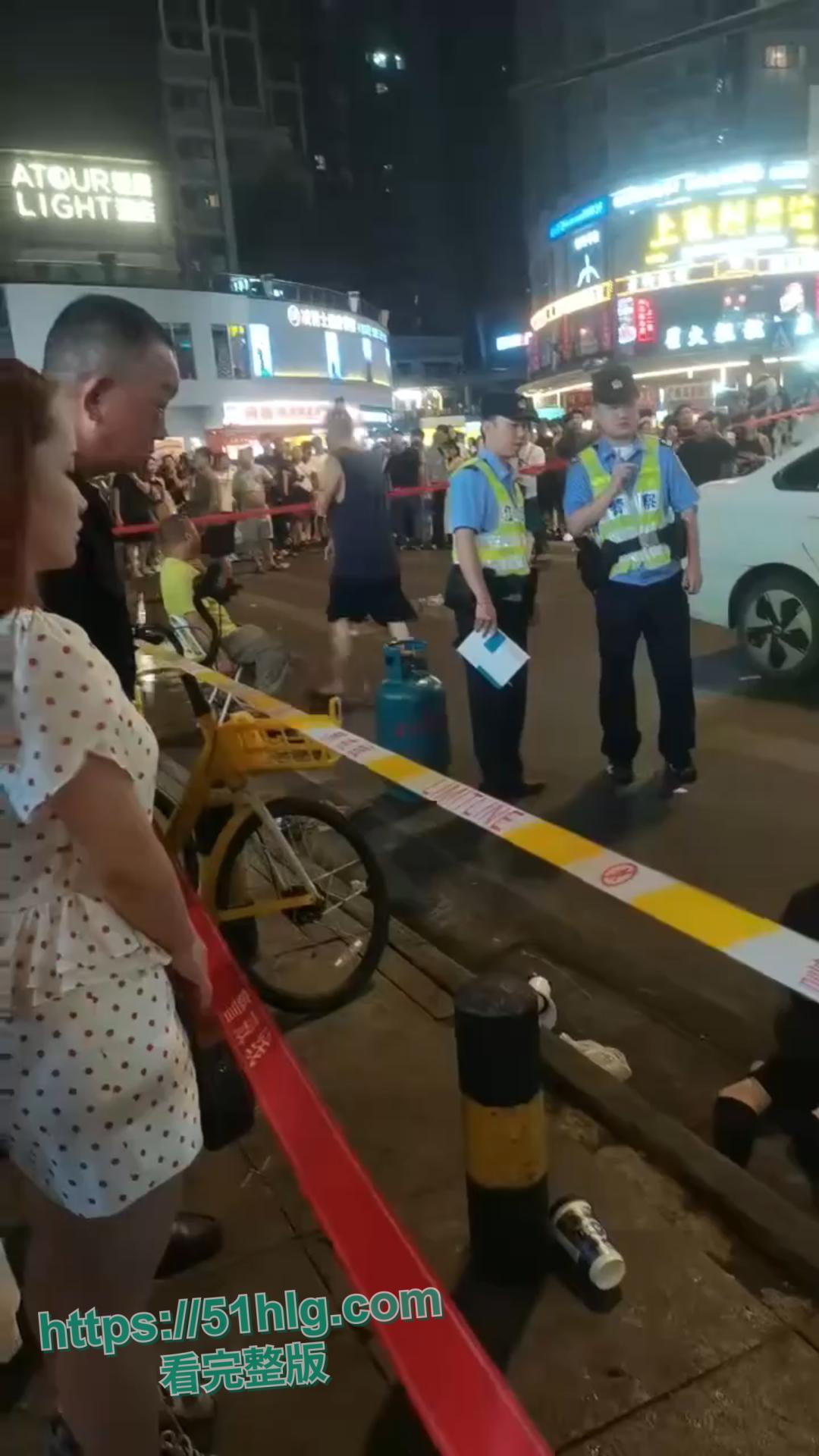 惨烈至极!【武汉】江汉路惊现极速车祸,连撞十余人 车底竟压着两人,堪称现实版“死神来了” 第15张 惨烈至极!【武汉】江汉路惊现极速车祸,连撞十余人 车底竟压着两人,堪称现实版“死神来了” 第15张