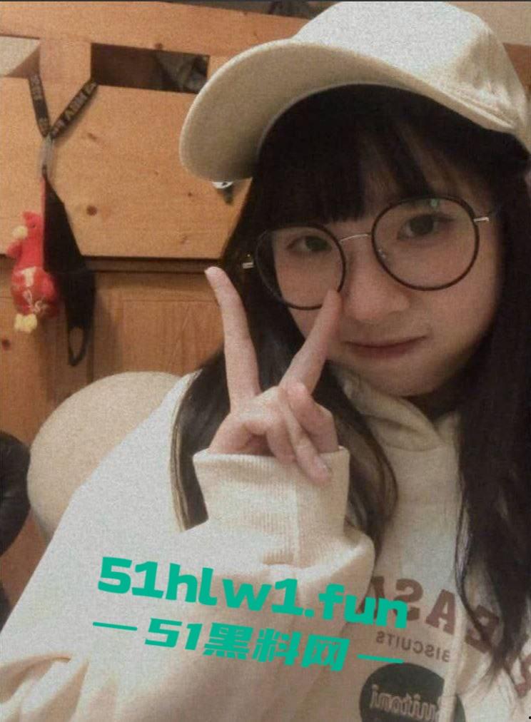 同城群撩骚河南师范萝莉眼镜妹【孟欣欣】足交口屌主动求操,裤子还没脱骚逼已经湿透! 第8张 同城群撩骚河南师范萝莉眼镜妹【孟欣欣】足交口屌主动求操,裤子还没脱骚逼已经湿透! 第8张