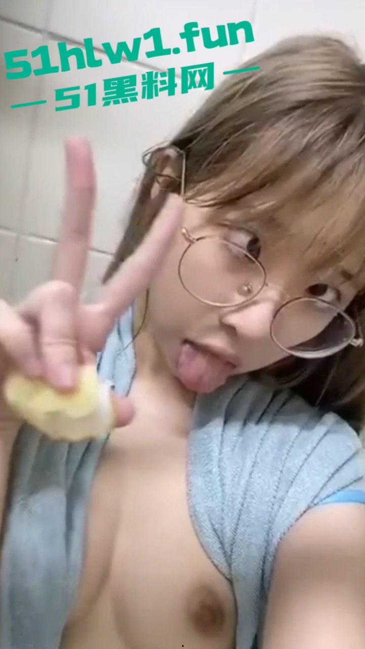 同城群撩骚河南师范萝莉眼镜妹【孟欣欣】足交口屌主动求操,裤子还没脱骚逼已经湿透! 第9张 同城群撩骚河南师范萝莉眼镜妹【孟欣欣】足交口屌主动求操,裤子还没脱骚逼已经湿透! 第9张