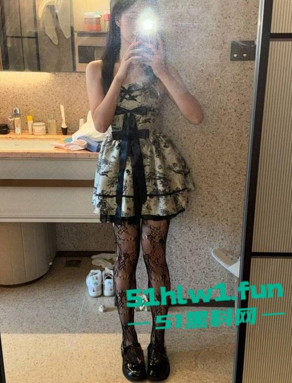 广东岭南职业技术学院，清远校区陪游陪睡母狗【陈佳怡】抖音【一直丸】又被爆约炮视频。  第6张