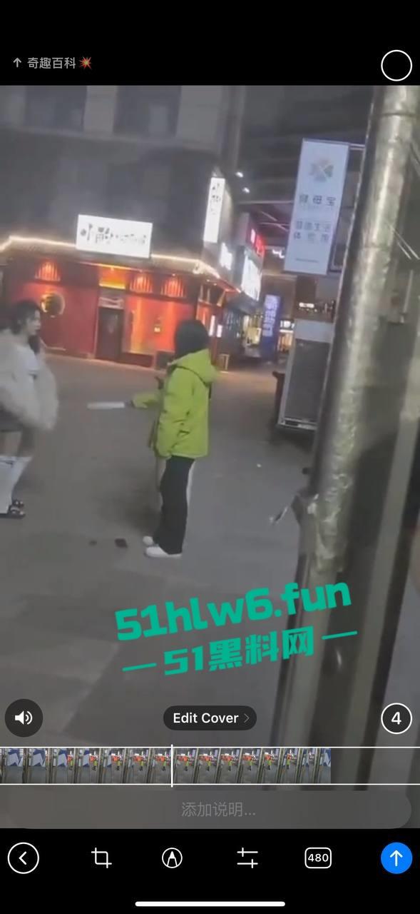 俩嘴贱妹给大姐头造黄谣,被对方带人当街暴打,拖拽扇脸假体都打出来了。 第1张 俩嘴贱妹给大姐头造黄谣,被对方带人当街暴打,拖拽扇脸假体都打出来了。 第1张