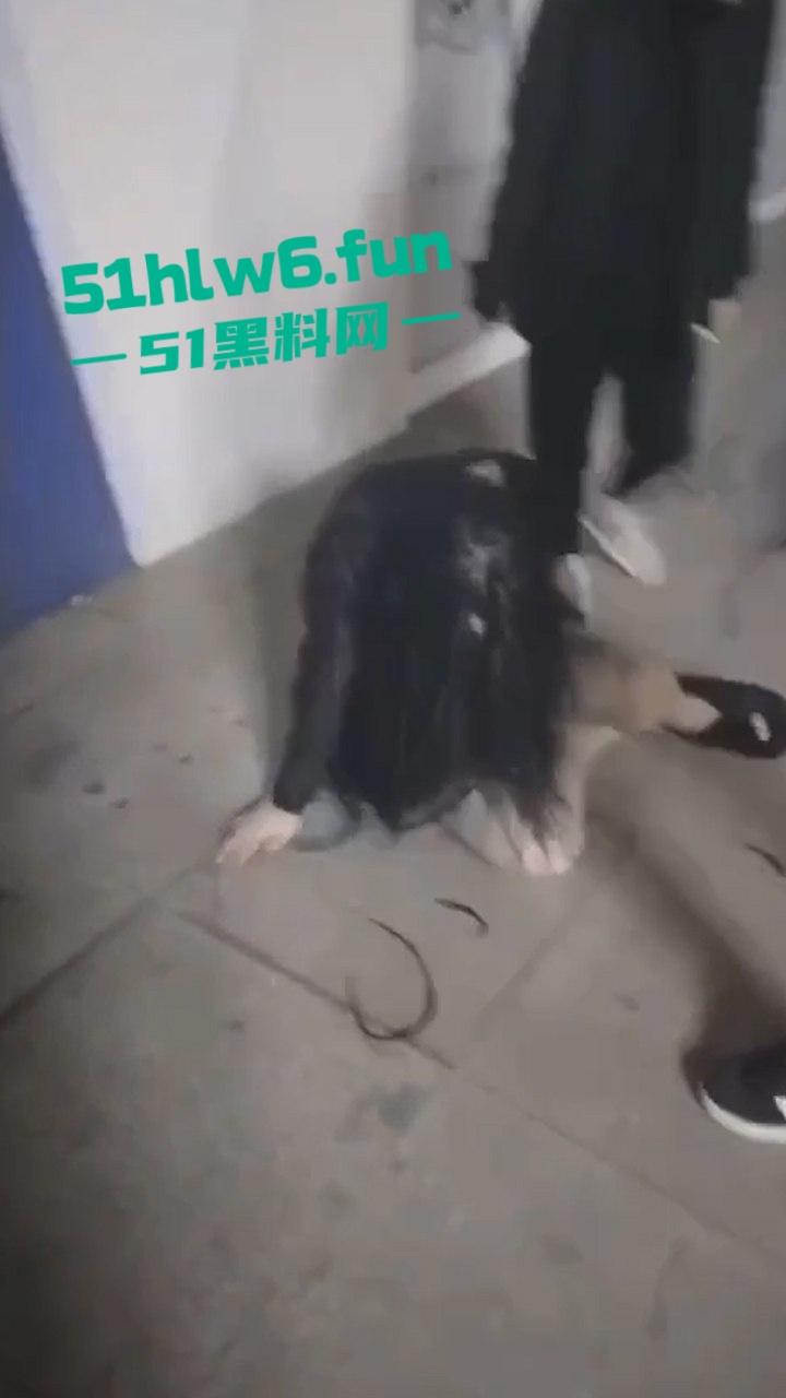 俩嘴贱妹给大姐头造黄谣,被对方带人当街暴打,拖拽扇脸假体都打出来了。 第2张 俩嘴贱妹给大姐头造黄谣,被对方带人当街暴打,拖拽扇脸假体都打出来了。 第2张