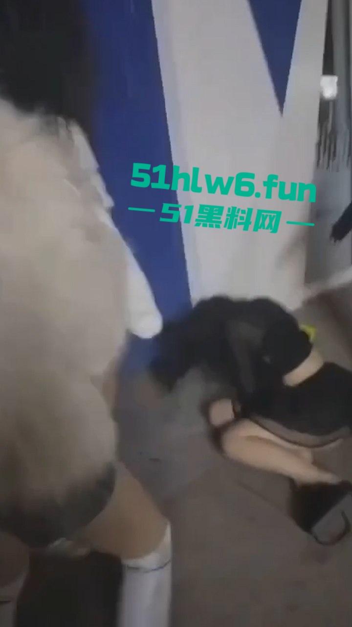 俩嘴贱妹给大姐头造黄谣,被对方带人当街暴打,拖拽扇脸假体都打出来了。 第4张 俩嘴贱妹给大姐头造黄谣,被对方带人当街暴打,拖拽扇脸假体都打出来了。 第4张