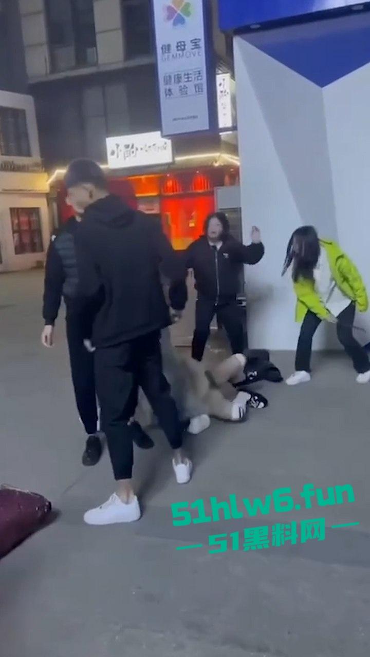 俩嘴贱妹给大姐头造黄谣,被对方带人当街暴打,拖拽扇脸假体都打出来了。 第5张 俩嘴贱妹给大姐头造黄谣,被对方带人当街暴打,拖拽扇脸假体都打出来了。 第5张