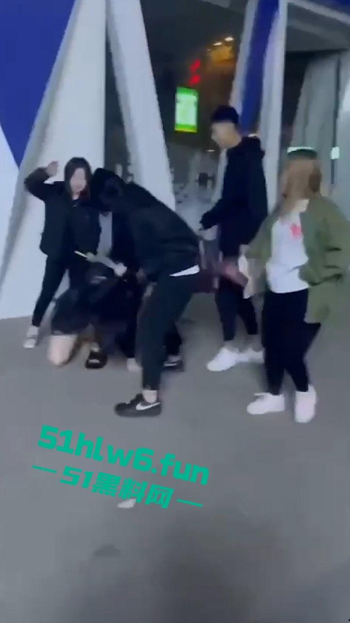 俩嘴贱妹给大姐头造黄谣,被对方带人当街暴打,拖拽扇脸假体都打出来了。 第6张 俩嘴贱妹给大姐头造黄谣,被对方带人当街暴打,拖拽扇脸假体都打出来了。 第6张