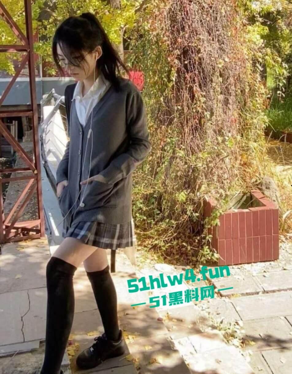 极品邻家学生嫩妹表面甜美乖乖女，私下却是渴望大屌的骚逼，穿白色丝袜足交勾引激情啪啪。  第3张