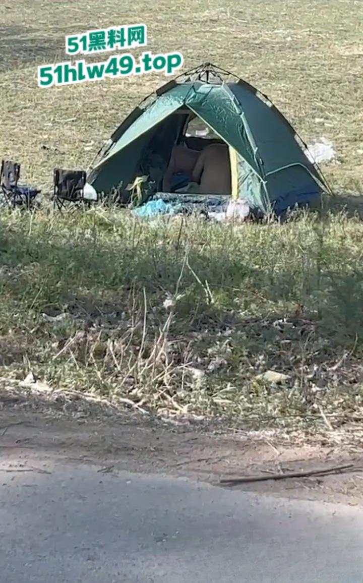 青州古城小巷上演活春宫,女的穿古风绿裙气质迷人蹲在猥琐男胯下,熟练伺候鸡巴旁若无人。 第3张 青州古城小巷上演活春宫,女的穿古风绿裙气质迷人蹲在猥琐男胯下,熟练伺候鸡巴旁若无人。 第3张