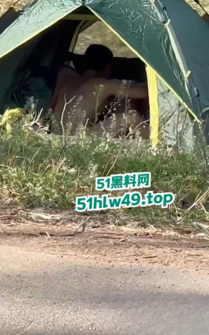 青州古城小巷上演活春宫,女的穿古风绿裙气质迷人蹲在猥琐男胯下,熟练伺候鸡巴旁若无人。 第4张 青州古城小巷上演活春宫,女的穿古风绿裙气质迷人蹲在猥琐男胯下,熟练伺候鸡巴旁若无人。 第4张