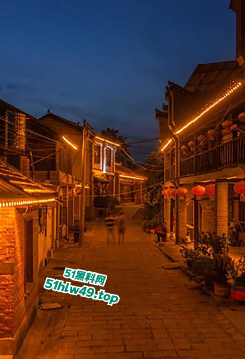 青州古城小巷上演活春宫,女的穿古风绿裙气质迷人蹲在猥琐男胯下,熟练伺候鸡巴旁若无人。 第6张 青州古城小巷上演活春宫,女的穿古风绿裙气质迷人蹲在猥琐男胯下,熟练伺候鸡巴旁若无人。 第6张