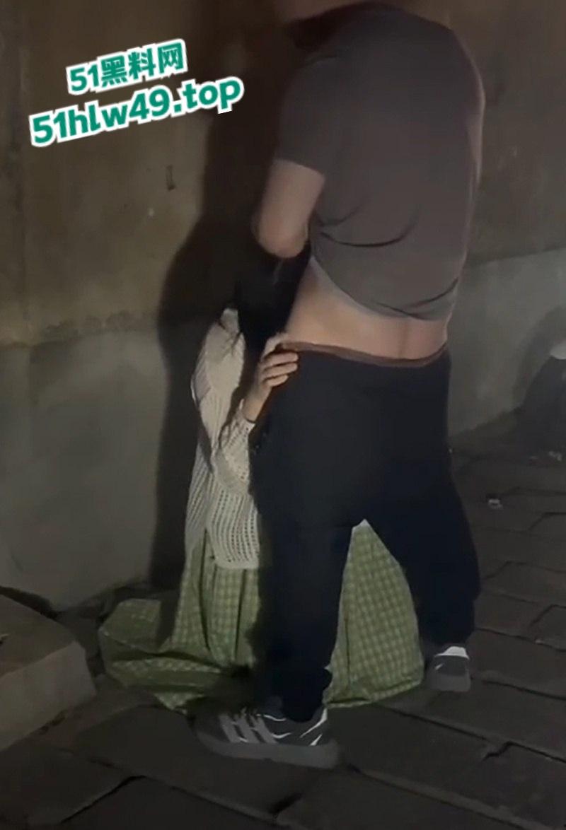 青州古城小巷上演活春宫,女的穿古风绿裙气质迷人蹲在猥琐男胯下,熟练伺候鸡巴旁若无人。 第9张 青州古城小巷上演活春宫,女的穿古风绿裙气质迷人蹲在猥琐男胯下,熟练伺候鸡巴旁若无人。 第9张