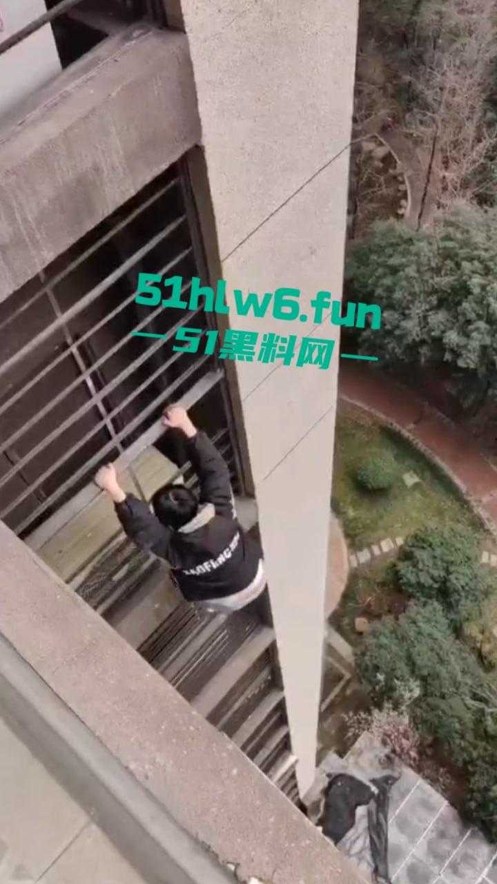 山东瓜友实拍一小孩突发奇想,跨过窗户跑到空调机外墙顺着栏杆从高层爬下去,真是初生牛犊不怕虎啊。 第1张 山东瓜友实拍一小孩突发奇想,跨过窗户跑到空调机外墙顺着栏杆从高层爬下去,真是初生牛犊不怕虎啊。 第1张