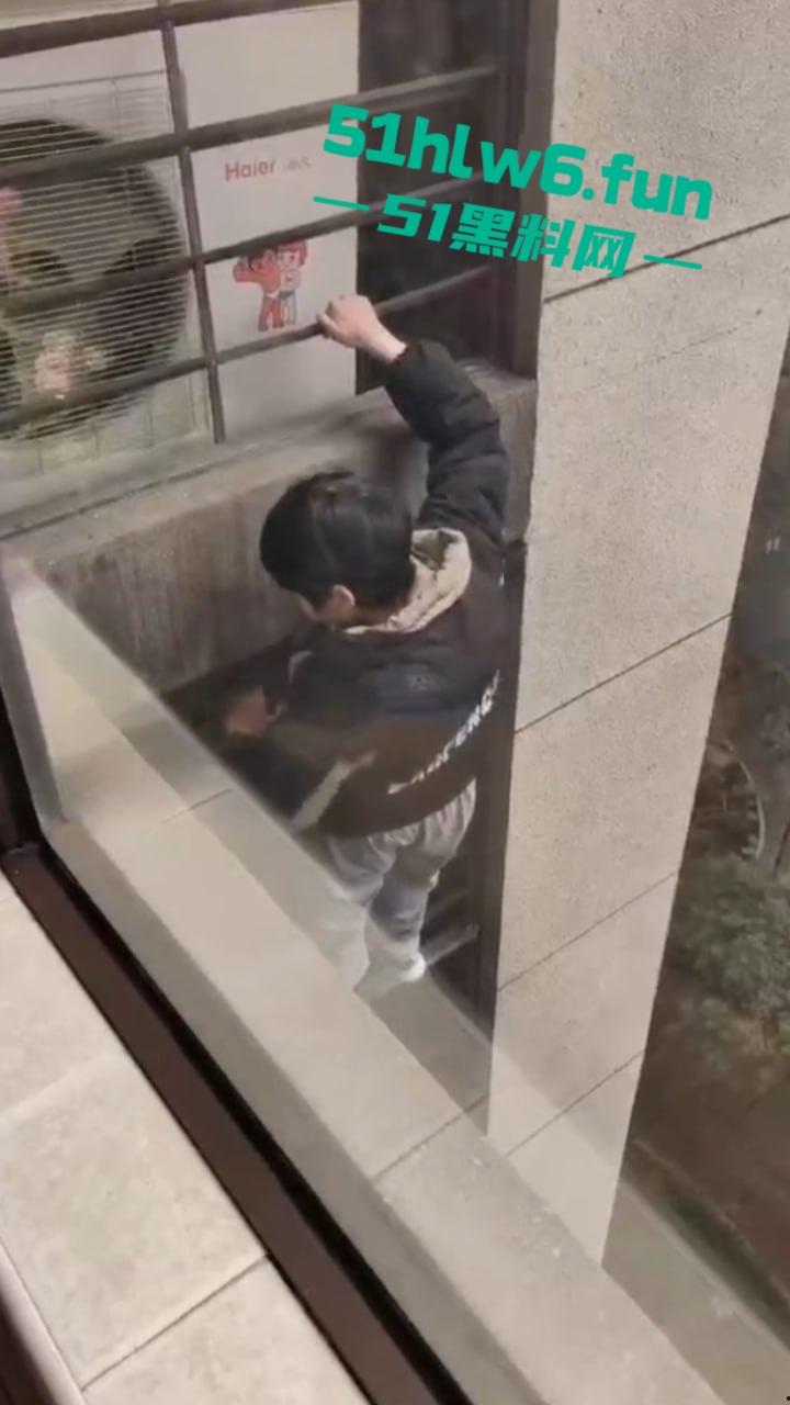 山东瓜友实拍一小孩突发奇想,跨过窗户跑到空调机外墙顺着栏杆从高层爬下去,真是初生牛犊不怕虎啊。 第5张 山东瓜友实拍一小孩突发奇想,跨过窗户跑到空调机外墙顺着栏杆从高层爬下去,真是初生牛犊不怕虎啊。 第5张