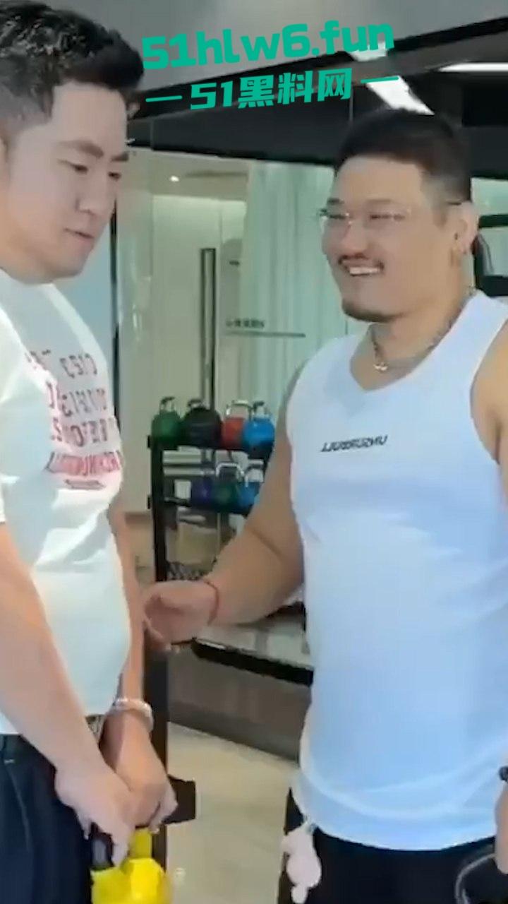 网红博主探访gay圈基佬,花8000体验爆肏膘肥体圆熊版男gay,着实死gay恶心人。 第2张 网红博主探访gay圈基佬,花8000体验爆肏膘肥体圆熊版男gay,着实死gay恶心人。 第2张