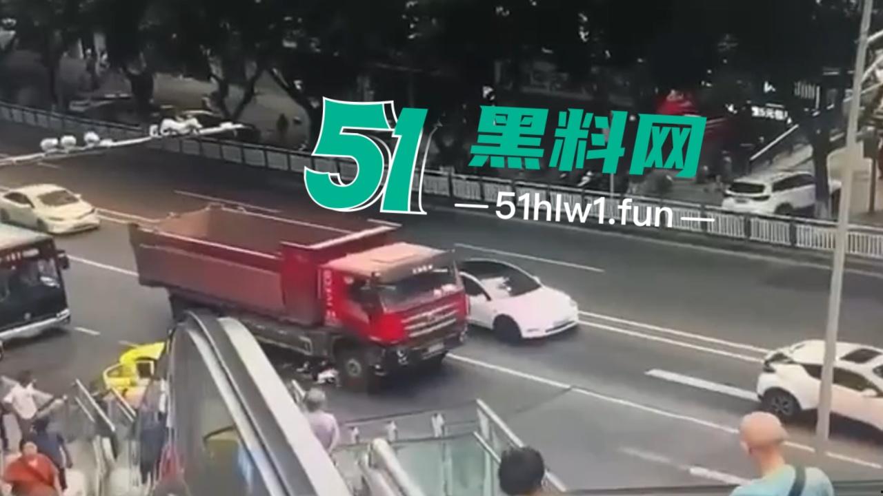【血腥恐怖】重庆五里店灯饰广场万丰路口发生严重车祸，男子骑电瓶车行驶在货车前方盲区被当场碾压爆头。  第1张