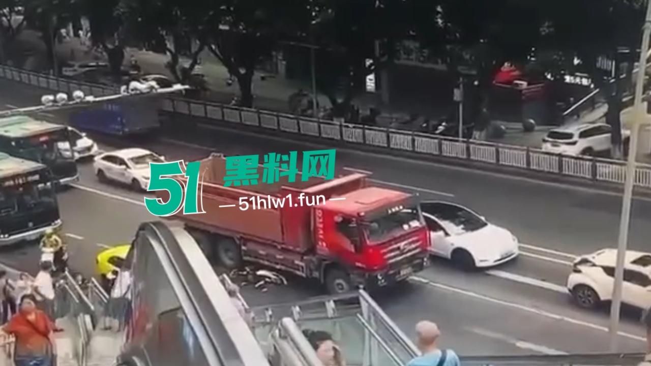 【血腥恐怖】重庆五里店灯饰广场万丰路口发生严重车祸，男子骑电瓶车行驶在货车前方盲区被当场碾压爆头。  第2张