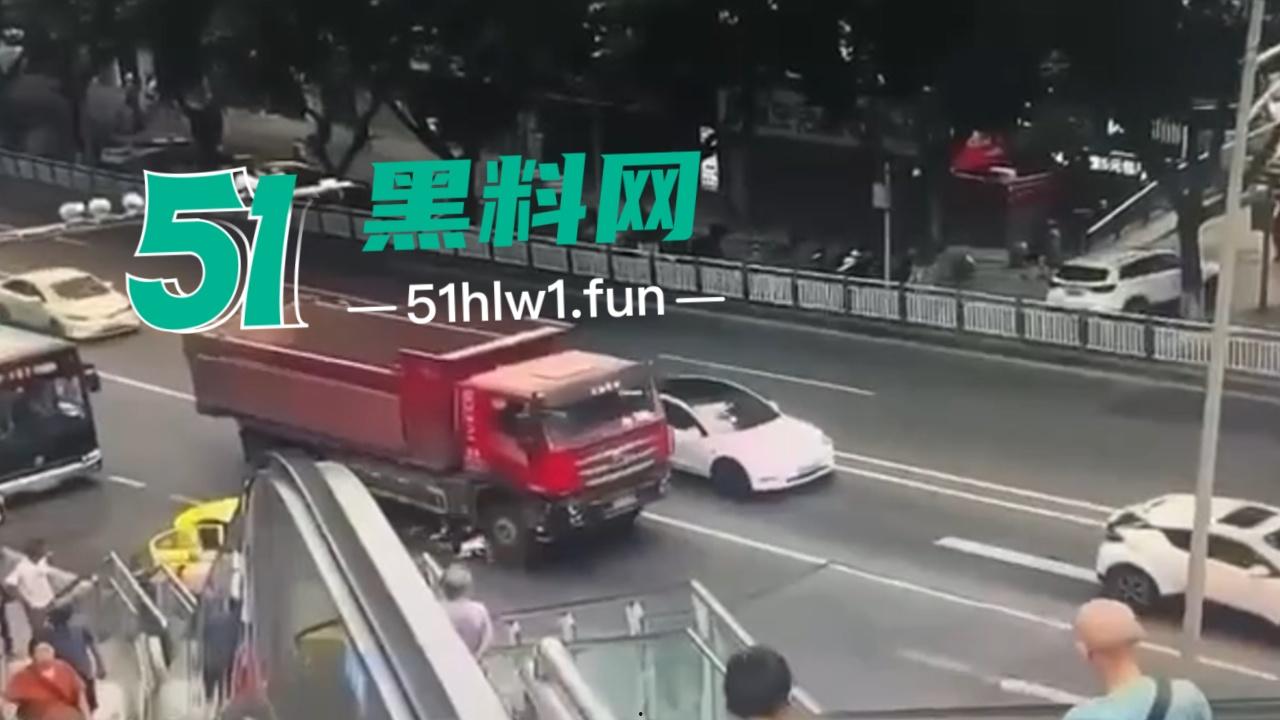 【血腥恐怖】重庆五里店灯饰广场万丰路口发生严重车祸，男子骑电瓶车行驶在货车前方盲区被当场碾压爆头。  第5张