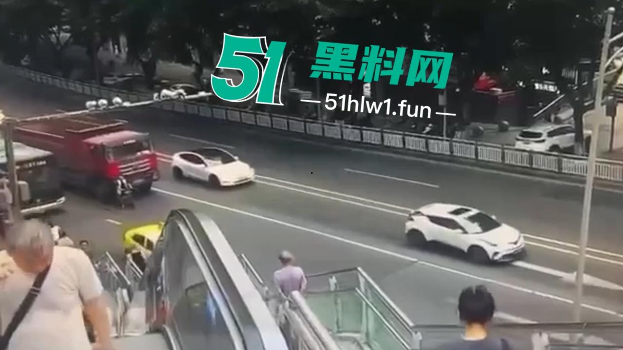 【血腥恐怖】重庆五里店灯饰广场万丰路口发生严重车祸，男子骑电瓶车行驶在货车前方盲区被当场碾压爆头。  第6张