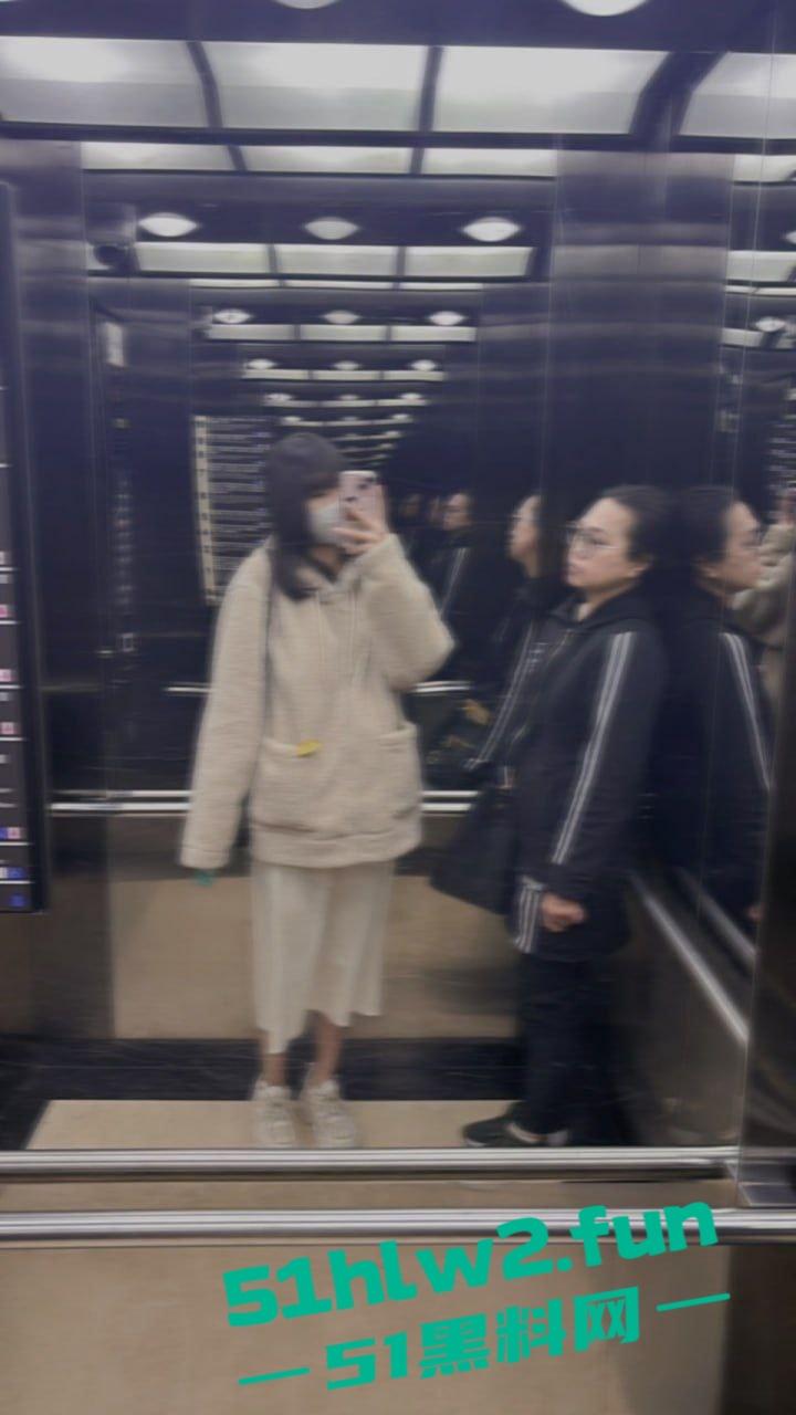 骚到没边的台湾反差婊,白天光屁股等男人来操,晚上回家自己掰开逼浪叫求干,最爱露出让人看! 第3张 骚到没边的台湾反差婊,白天光屁股等男人来操,晚上回家自己掰开逼浪叫求干,最爱露出让人看! 第3张