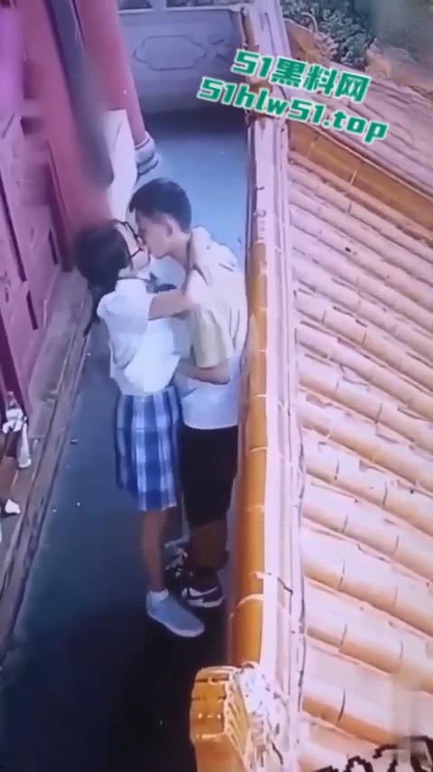 河南实验中学校服眼镜女柯晗星事件,因跟男友监控下偷情,被保安视频威胁开房数十次,最后视频曝光。 第5张 河南实验中学校服眼镜女柯晗星事件,因跟男友监控下偷情,被保安视频威胁开房数十次,最后视频曝光。 第5张