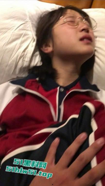 河南实验中学校服眼镜女柯晗星事件,因跟男友监控下偷情,被保安视频威胁开房数十次,最后视频曝光。 第11张 河南实验中学校服眼镜女柯晗星事件,因跟男友监控下偷情,被保安视频威胁开房数十次,最后视频曝光。 第11张