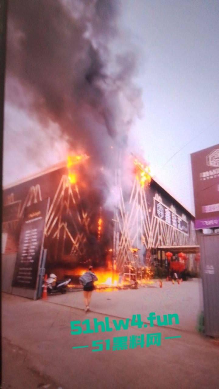 柬埔寨班迭棉吉省,波贝鑫钻汇KTV突发大火疑似是仇敌帮派报复,伤亡情况尚未公布。 第1张 柬埔寨班迭棉吉省,波贝鑫钻汇KTV突发大火疑似是仇敌帮派报复,伤亡情况尚未公布。 第1张