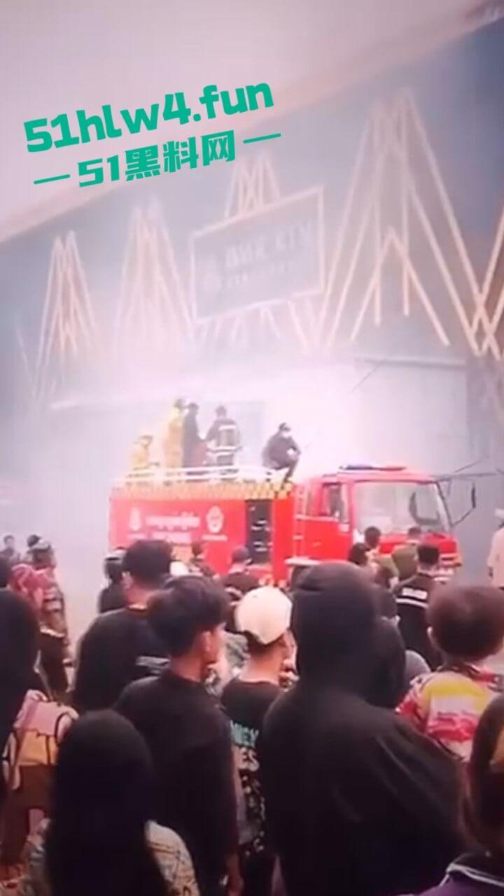 柬埔寨班迭棉吉省,波贝鑫钻汇KTV突发大火疑似是仇敌帮派报复,伤亡情况尚未公布。 第5张 柬埔寨班迭棉吉省,波贝鑫钻汇KTV突发大火疑似是仇敌帮派报复,伤亡情况尚未公布。 第5张