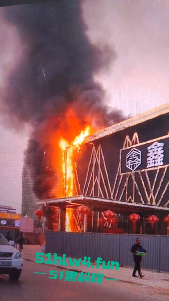 柬埔寨班迭棉吉省,波贝鑫钻汇KTV突发大火疑似是仇敌帮派报复,伤亡情况尚未公布。 第6张 柬埔寨班迭棉吉省,波贝鑫钻汇KTV突发大火疑似是仇敌帮派报复,伤亡情况尚未公布。 第6张