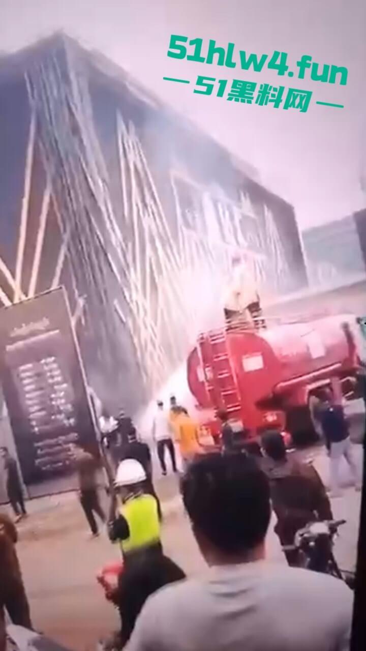 柬埔寨班迭棉吉省,波贝鑫钻汇KTV突发大火疑似是仇敌帮派报复,伤亡情况尚未公布。 第7张 柬埔寨班迭棉吉省,波贝鑫钻汇KTV突发大火疑似是仇敌帮派报复,伤亡情况尚未公布。 第7张