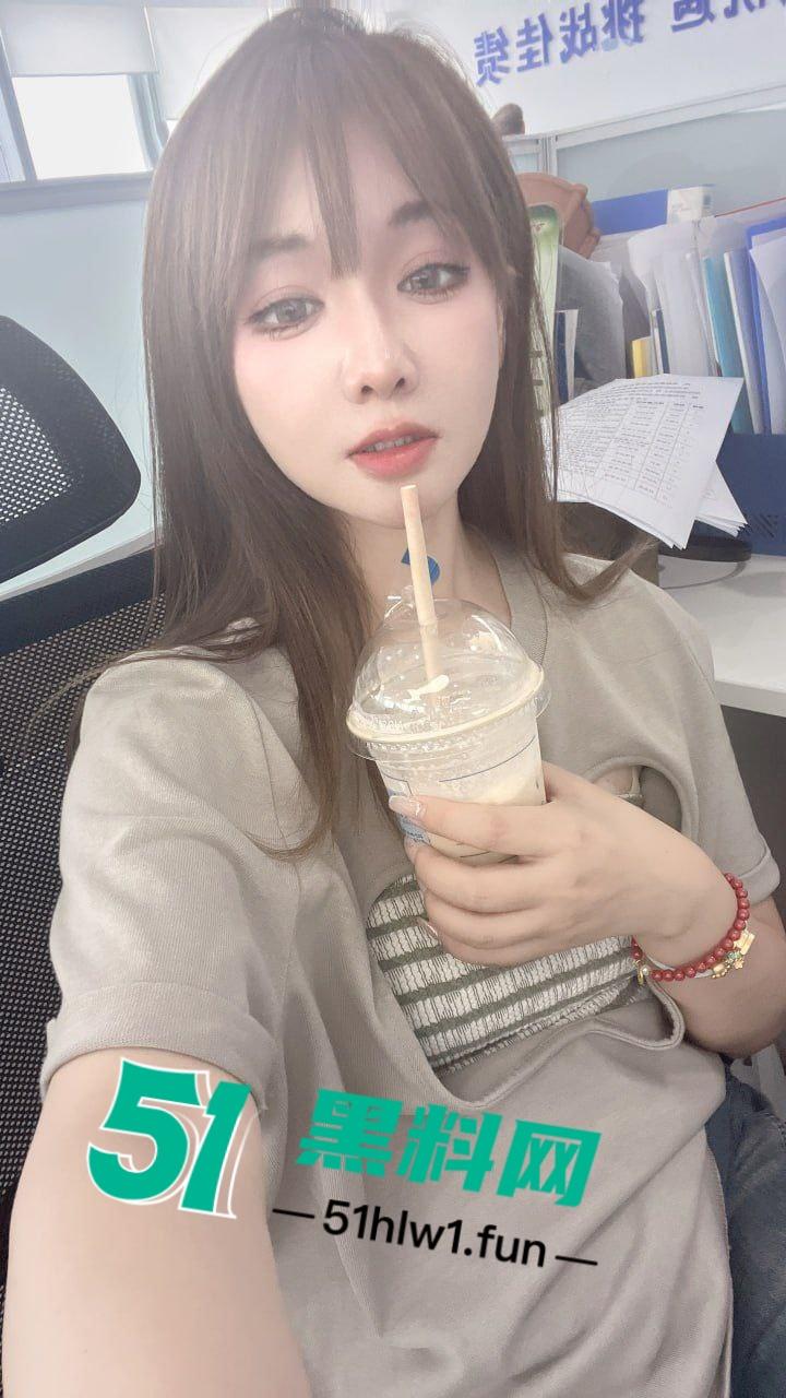 真实附近人撩骚认识个80后极品美少妇,颜值高身材超赞巨乳白嫩翘臀美腿,大大的眼睛看着就撩人。 第2张 真实附近人撩骚认识个80后极品美少妇,颜值高身材超赞巨乳白嫩翘臀美腿,大大的眼睛看着就撩人。 第2张