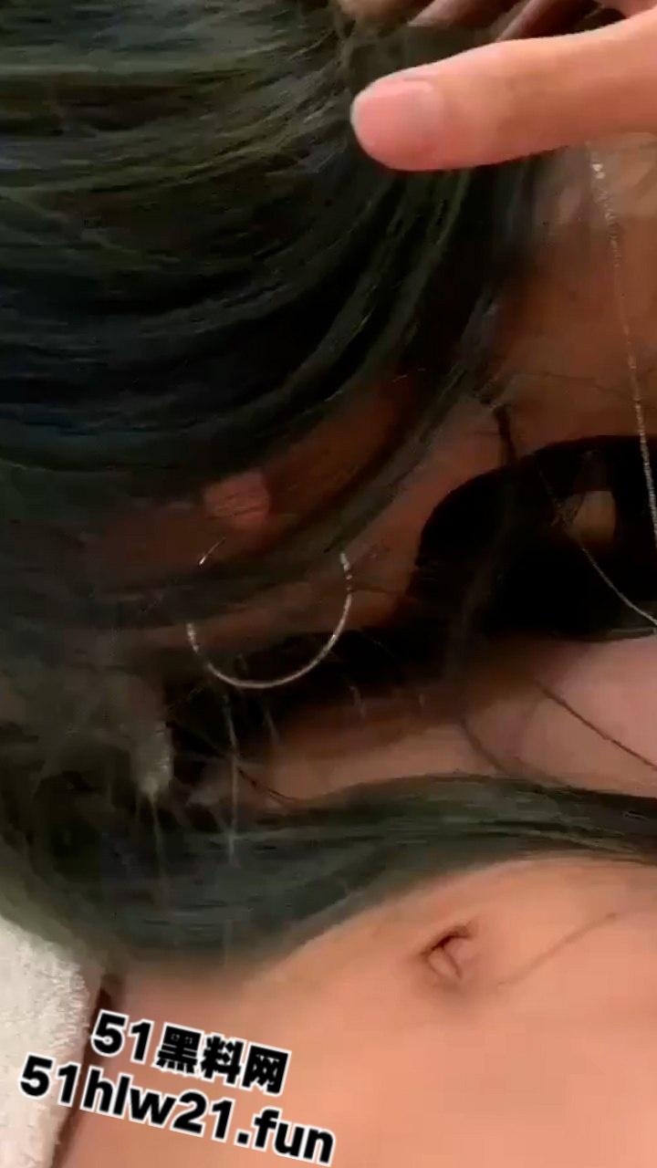 绿毛潮妹口过无数鸡巴仍未破处，找陌生男破膜开苞操战一夜，新逼夹得鸡巴都疼。  第2张