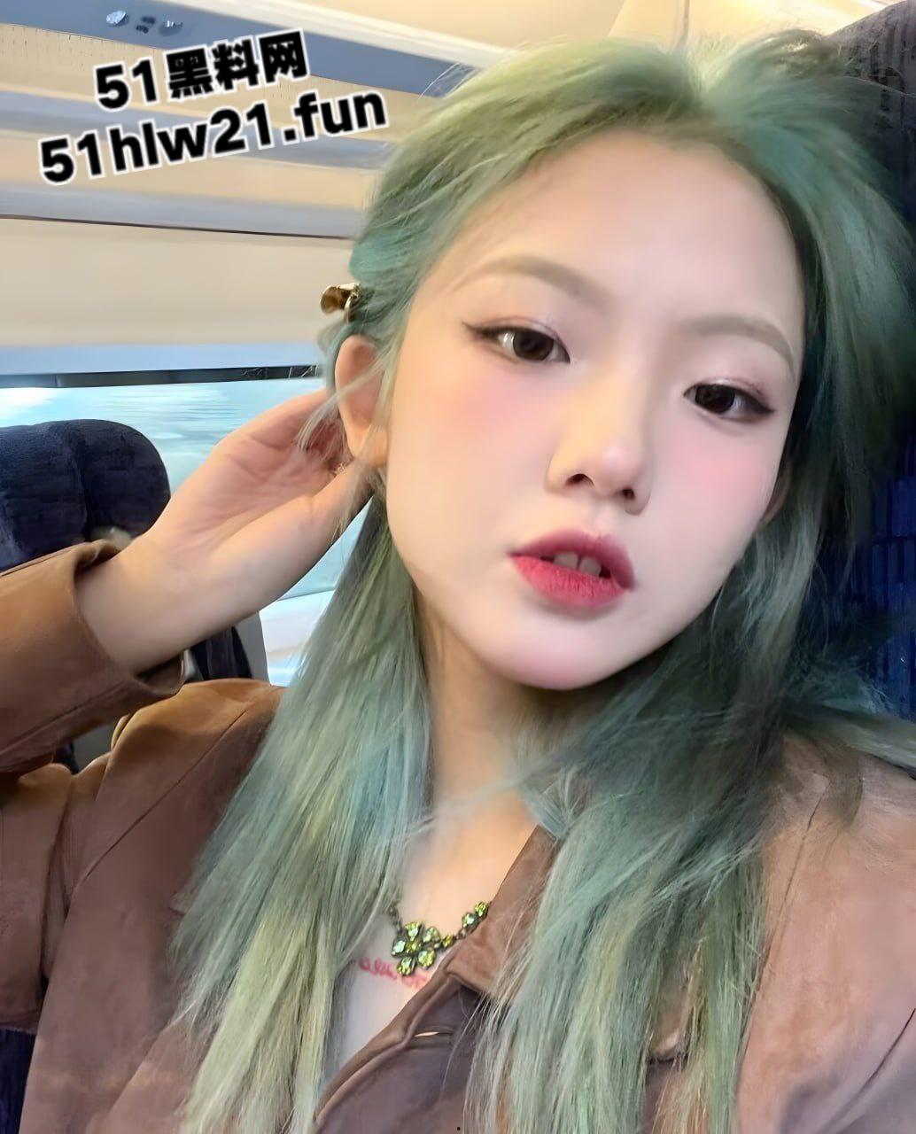 绿毛潮妹口过无数鸡巴仍未破处，找陌生男破膜开苞操战一夜，新逼夹得鸡巴都疼。  第7张