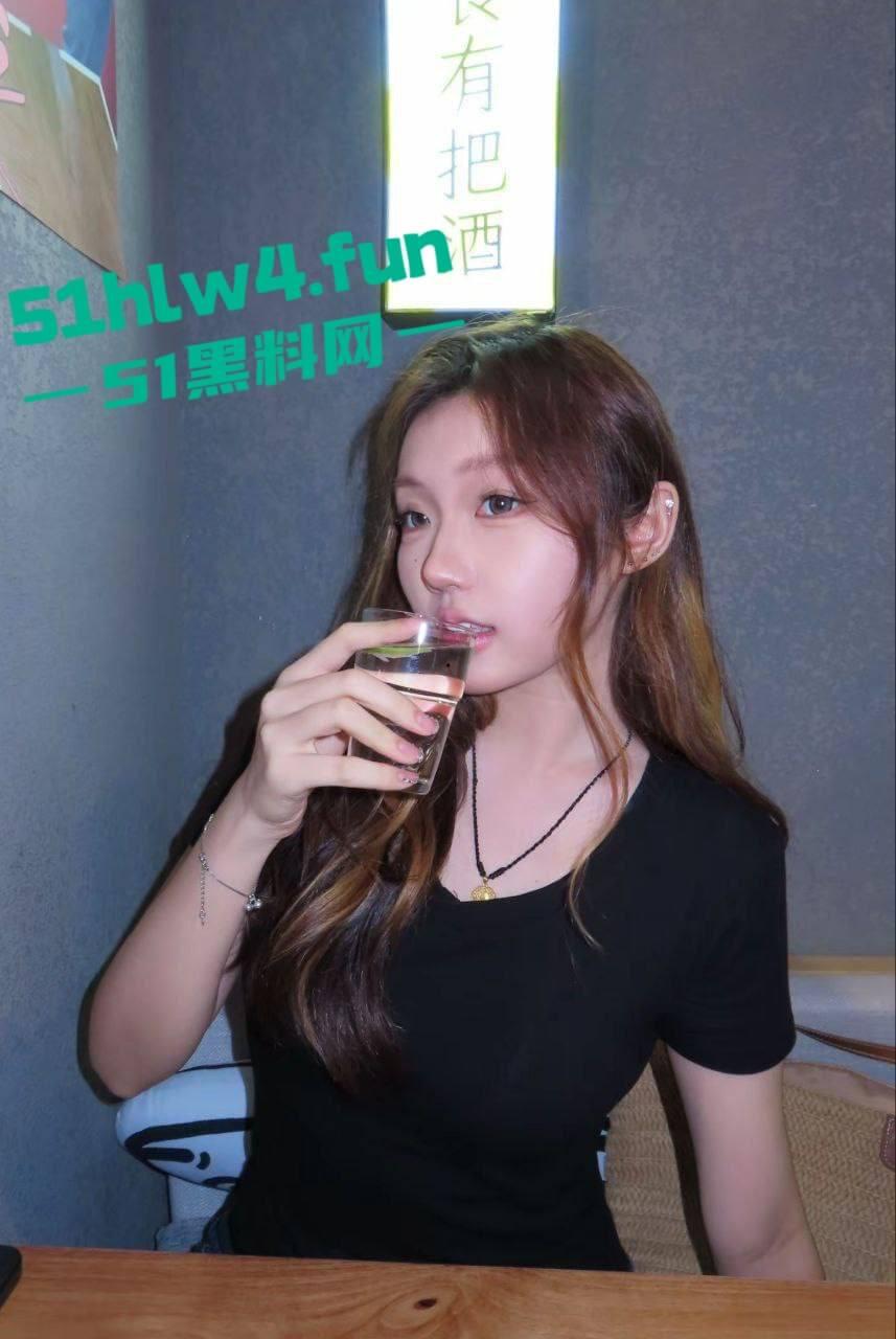 上海交通大学附属瑞金医院，捐精科护士【葛欣怡】高颜值大奶骚母狗，偷情视频被曝光。  第5张