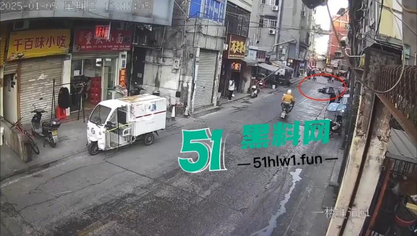 浙江温州网传一位【环卫工人】故意乱扔油污垃圾还用铲子捅破,导致多名骑行人摔倒。 第1张 浙江温州网传一位【环卫工人】故意乱扔油污垃圾还用铲子捅破,导致多名骑行人摔倒。 第1张