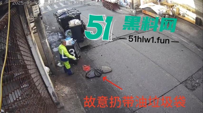 浙江温州网传一位【环卫工人】故意乱扔油污垃圾还用铲子捅破,导致多名骑行人摔倒。 第3张 浙江温州网传一位【环卫工人】故意乱扔油污垃圾还用铲子捅破,导致多名骑行人摔倒。 第3张
