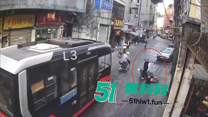 浙江温州网传一位【环卫工人】故意乱扔油污垃圾还用铲子捅破,导致多名骑行人摔倒。 第4张 浙江温州网传一位【环卫工人】故意乱扔油污垃圾还用铲子捅破,导致多名骑行人摔倒。 第4张