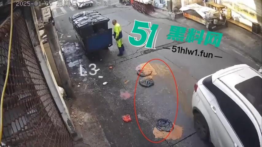 浙江温州网传一位【环卫工人】故意乱扔油污垃圾还用铲子捅破,导致多名骑行人摔倒。 第5张 浙江温州网传一位【环卫工人】故意乱扔油污垃圾还用铲子捅破,导致多名骑行人摔倒。 第5张