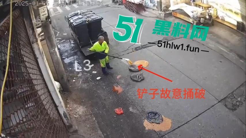 浙江温州网传一位【环卫工人】故意乱扔油污垃圾还用铲子捅破,导致多名骑行人摔倒。 第6张 浙江温州网传一位【环卫工人】故意乱扔油污垃圾还用铲子捅破,导致多名骑行人摔倒。 第6张