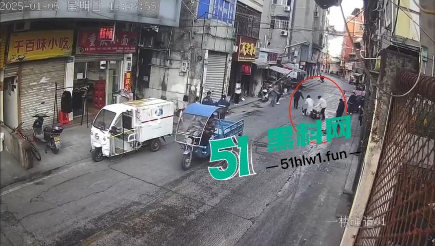 浙江温州网传一位【环卫工人】故意乱扔油污垃圾还用铲子捅破,导致多名骑行人摔倒。 第7张 浙江温州网传一位【环卫工人】故意乱扔油污垃圾还用铲子捅破,导致多名骑行人摔倒。 第7张