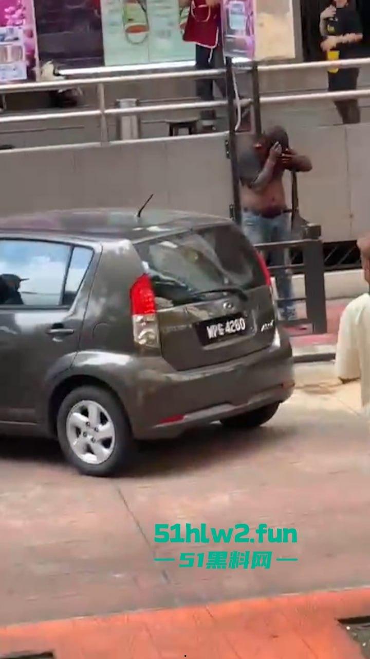 马来西亚男子酗酒吸毒恶魔buff叠满，致精神紊乱当街砍人，刺激的现场视频流出。  第1张