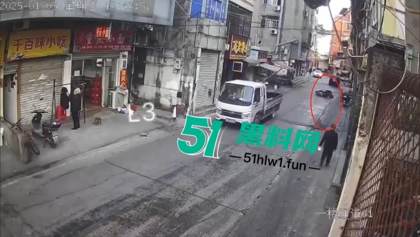 浙江温州网传一位【环卫工人】故意乱扔油污垃圾还用铲子捅破,导致多名骑行人摔倒。 第8张 浙江温州网传一位【环卫工人】故意乱扔油污垃圾还用铲子捅破,导致多名骑行人摔倒。 第8张